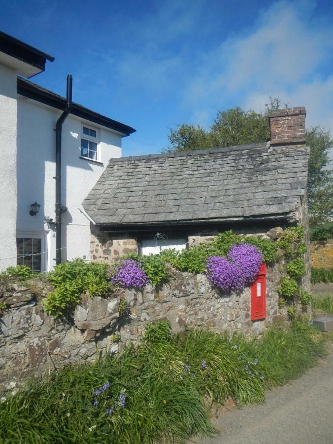 Boots Cottage Bude Bagian luar foto